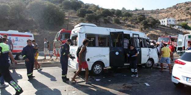 Virajı alamayan yolcu minibüsü devrildi: 16 yaralı