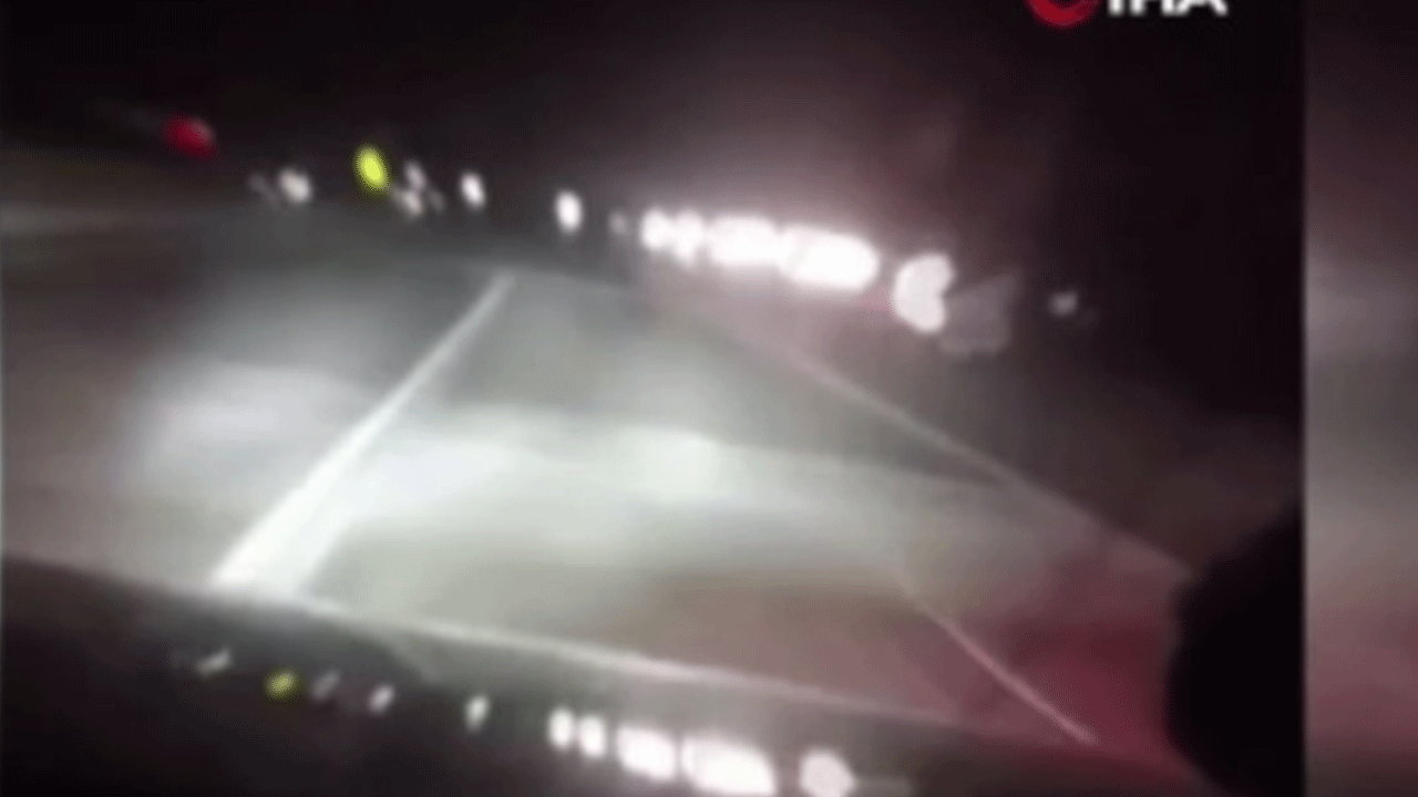 Virajı alamayınca böyle takla attı! Kaza anı araç içi kamerasına yansıdı!