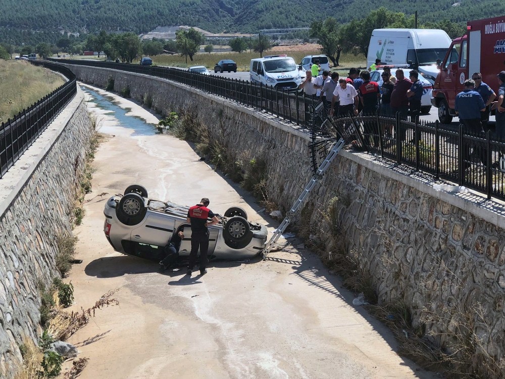 Virajı alamayınca kanala uçtu 