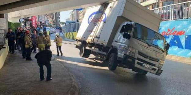 Virajı dönemeyen kamyonet yan yattı