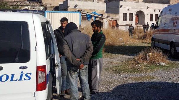 Virane evin önünde uyuşturucudan öldü