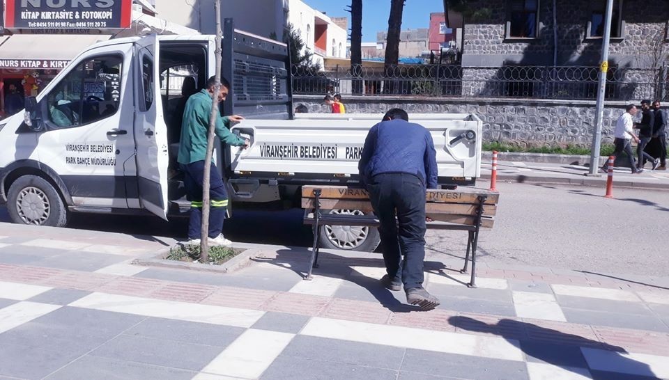 Viranşehir Belediyesi oturma banklarını kaldırdı 