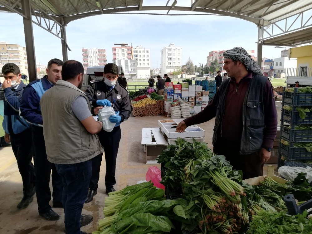 Viranşehir semt pazarında ücretsiz maske dağıtıldı 