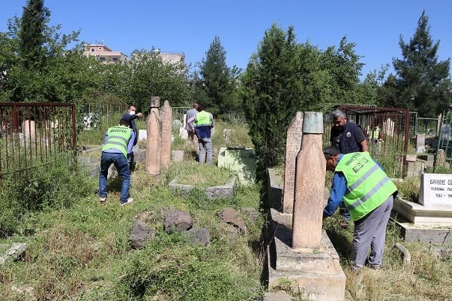 Viranşehir’de bayram öncesi mezarlık temizliği 