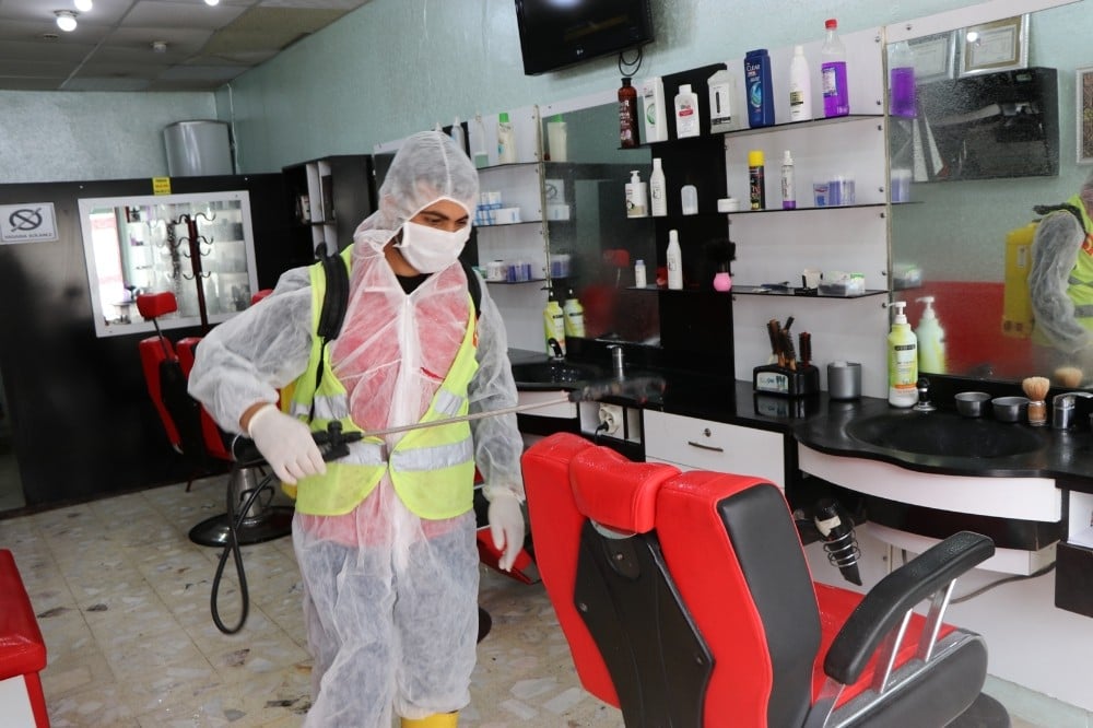 Viranşehir’de berber ve kuaförler dezenfekte edildi 