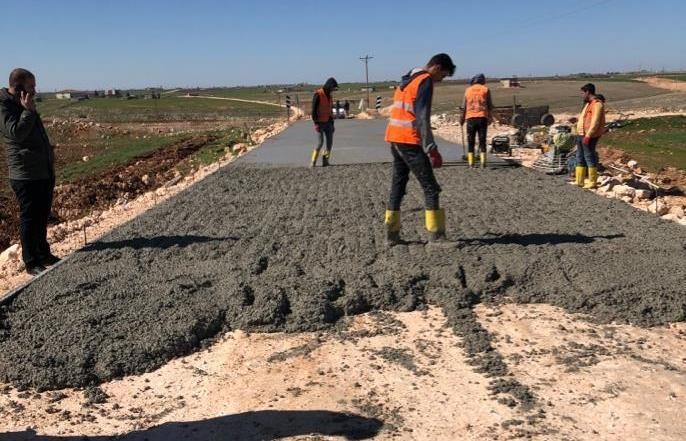 Viranşehir’de beton yol yapım çalışmaları 