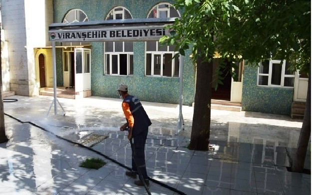 Viranşehir’de camiler cuma namazı için hazırlandı 
