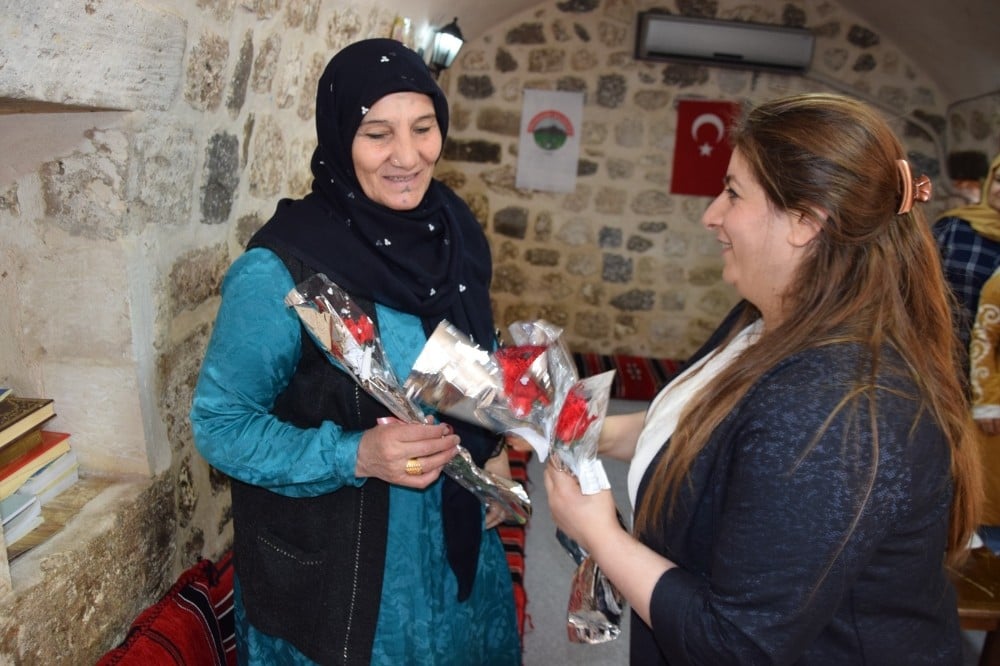 Viranşehir’de kadınlara karanfil 