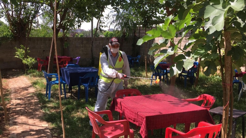 Viranşehir’de yeniden açılan iş yerleri dezenfekte edildi 
