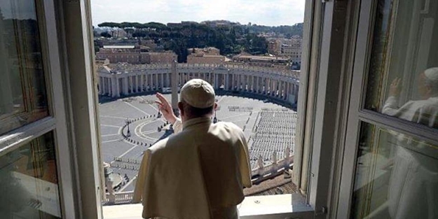 Virüs korkusu Vatikan'ı sardı! Papa Francis boş meydanı kutsadı