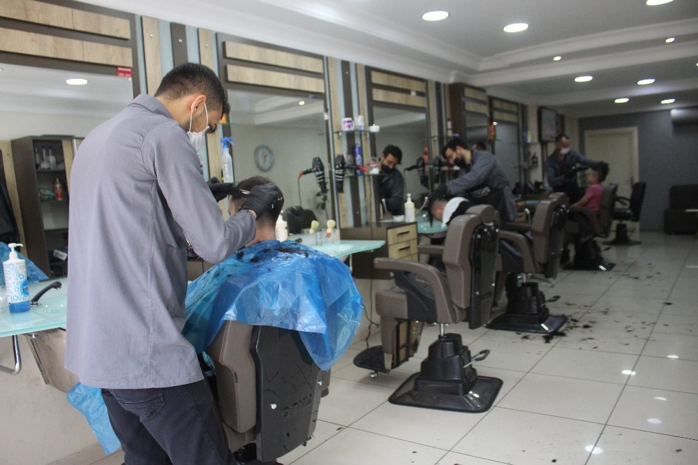Virüs testi negatif çıkan kuaför esnafı faaliyetlerini sürdürüyor 