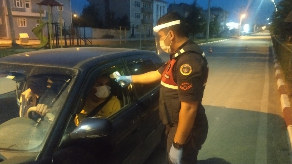 Virüs vakaların artış gösterdiği kasabaya giriş ve çıkışlar durduruldu 