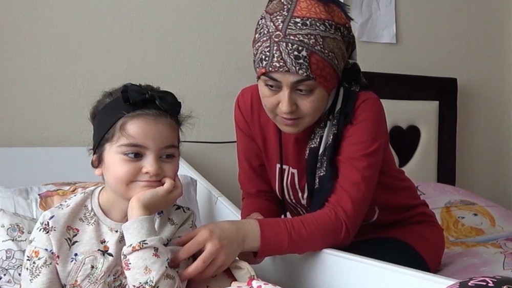 Virüs yüzünden yürüyemeyen küçük Esin’e Kırıkkale Valiliği sahip çıktı 