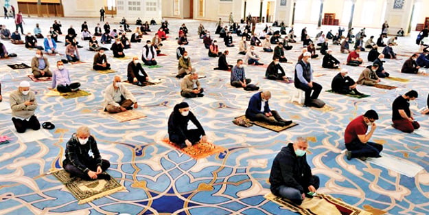 Virüsle mücadelenin en iyi örneği camiler oldu