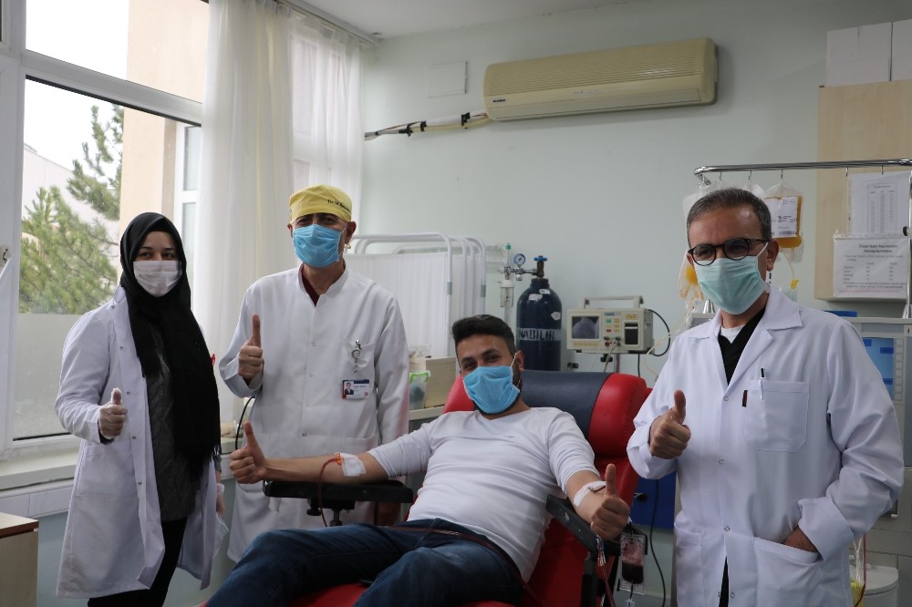 Virüsü yenen hemşire, başka hastalar için bağışta bulundu 