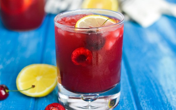 Vişneli limonata nasıl yapılır? Yaz sıcakları için ferah içecek tarifi