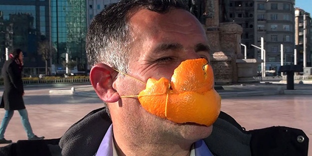 'Vitamini kabuğunda' dedi, türkü söyleyerek Taksim'de gezdi