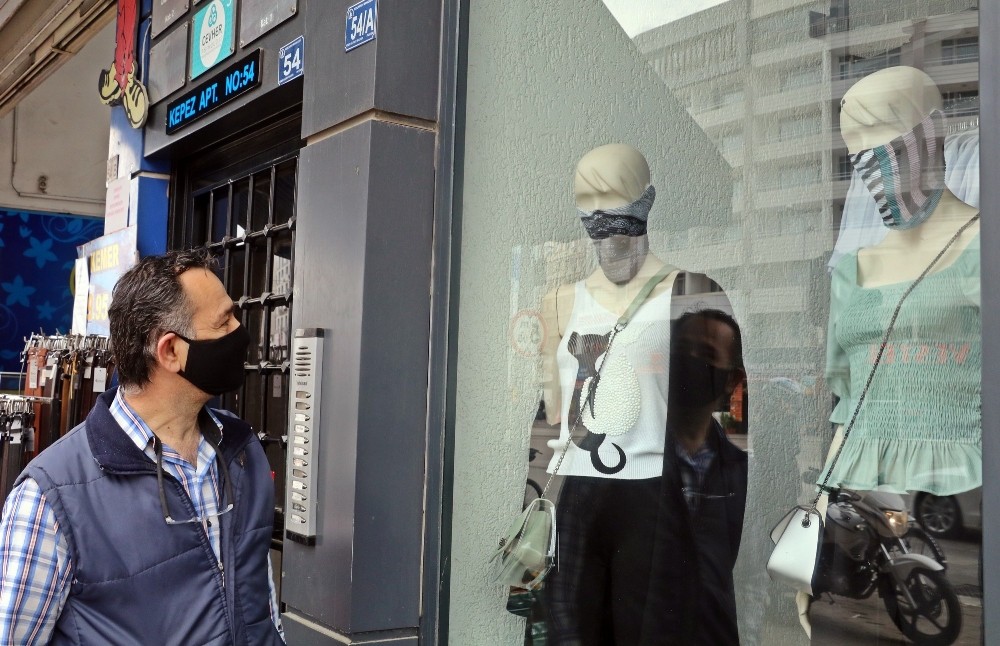 Vitrinlerde moda haline dönüşen maskelere uzmanlardan uyarı 