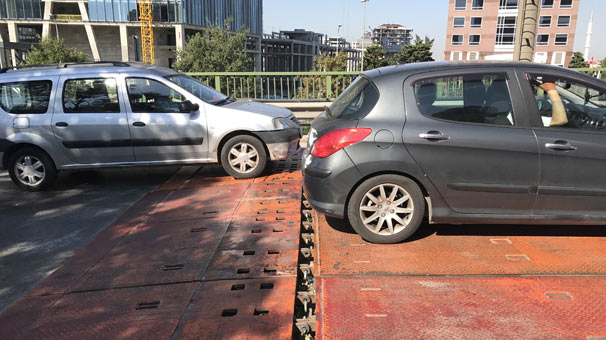 Viyadüğe koyulan kasis kazaya neden oldu: 2 yaralı