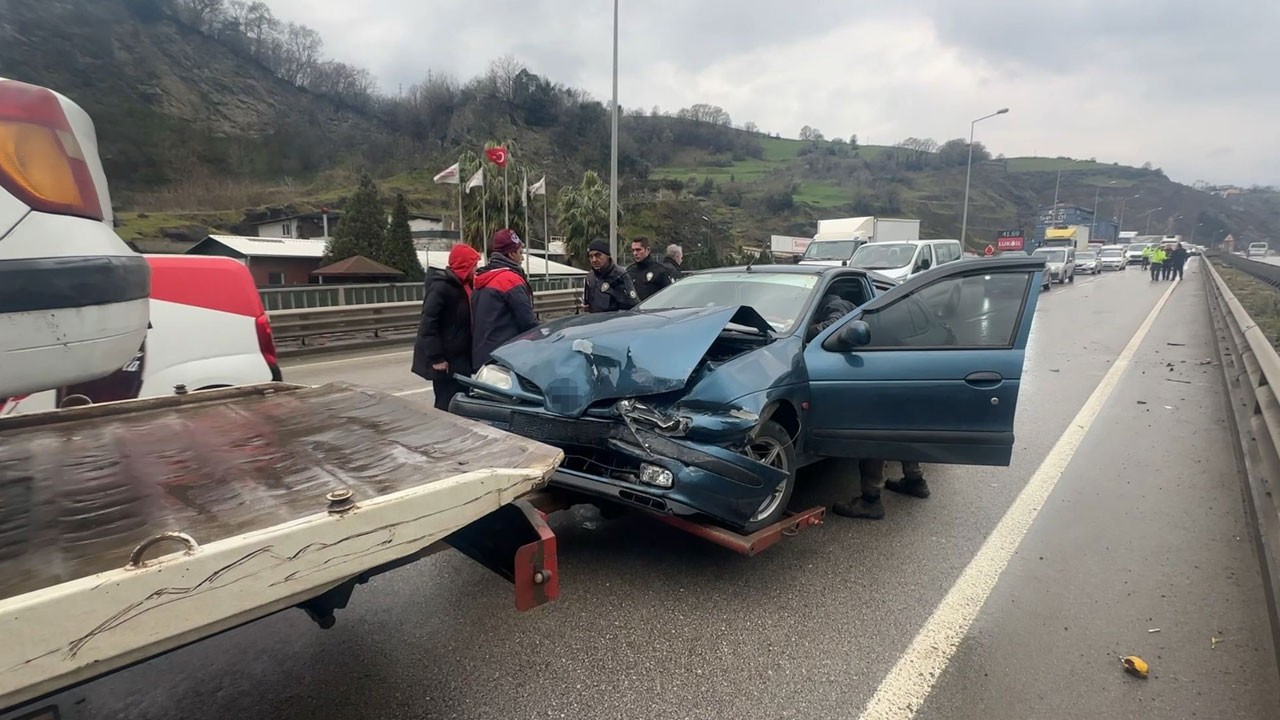 Viyadük çıkışında zincirleme kaza