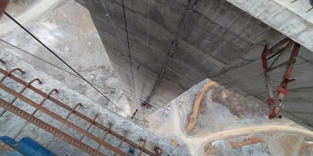 Viyadük inşaatında havada asılı kalan işçileri itfaiye kurtardı