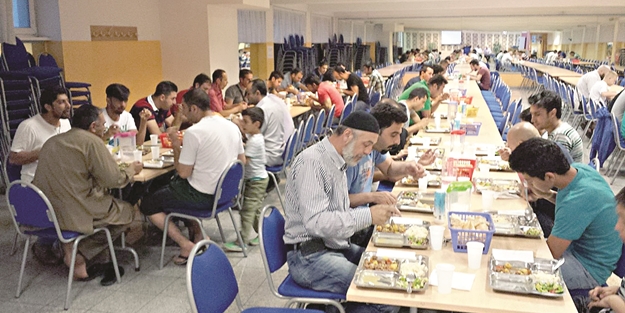 Viyana'da ezan sesine hasretle oruç açtılar