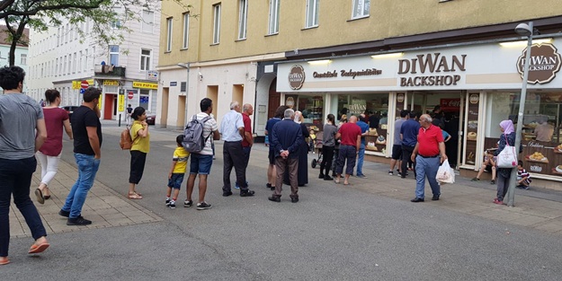 Viyana'da yaşayan gurbetçi Türklerin sıcak pide kuyruğu