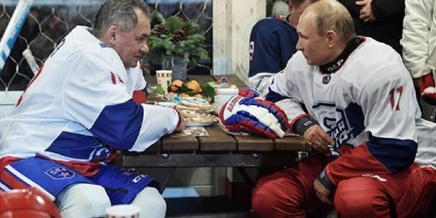 Vladimir Putin Kızıl Meydan’da buz hokeyi oynadı