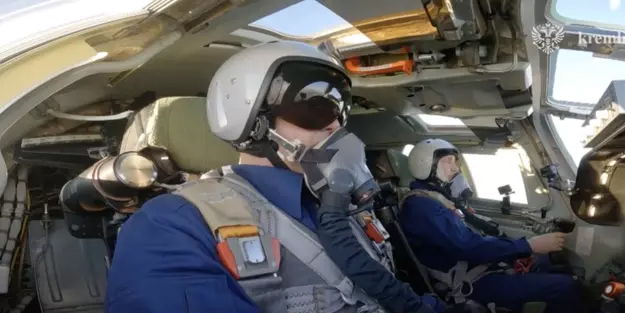  Vladimir Putin kokpite geçti! Yüksek teknoloji: Nükleer kapasiteli, bombardıman özellikli 'Tu-160M' ile uçtu!