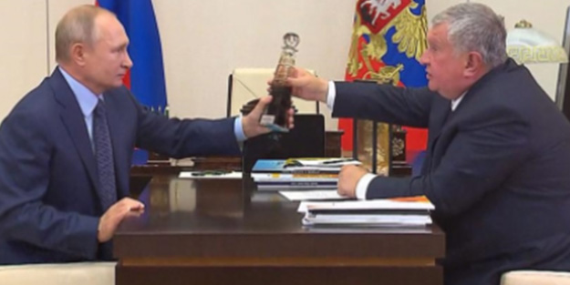 Şirketin 31. kuyusundan çıkan ilk ürün! Dünya Putin’in eline verilen hediyeyi konuşuyor