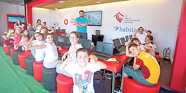 Türkiye Vodafone Vakfı geleceğin yazılımcılarını yetiştiriyor