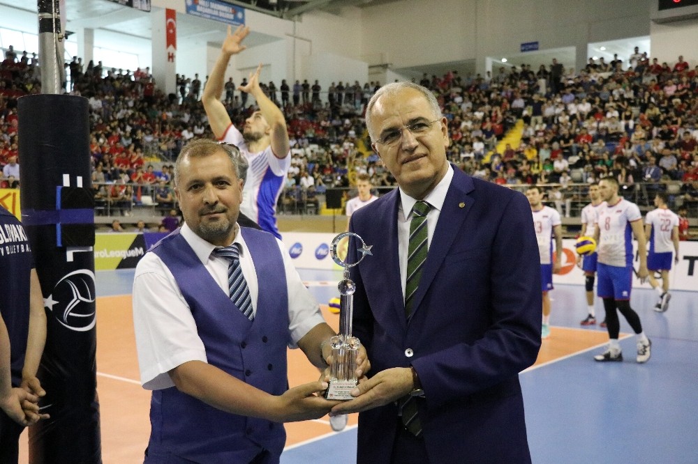 Voleybol Federasyonu Başkanı Üstündağ’a ödül 