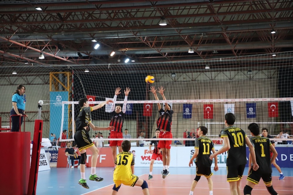 Voleybol Festivali’nde saha küçüklerin 