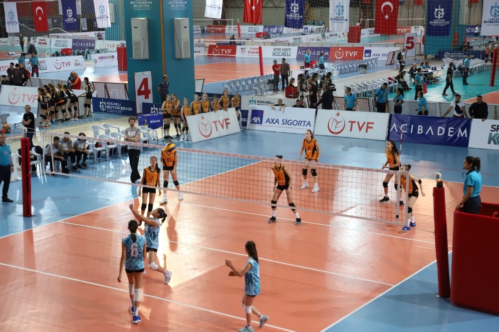 Voleybol Midiler Türkiye Şampiyonası Kocaeli’de başladı 