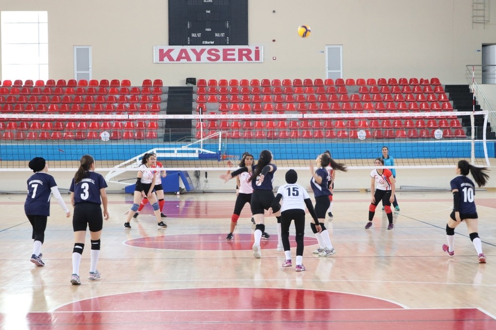 Voleybol Müsabakaları Sürüyor 