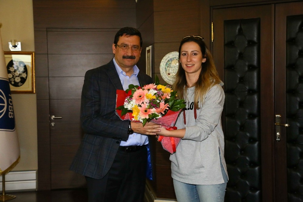 Voleybol takımından teşekkür ziyareti 