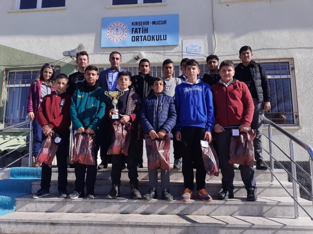 Voleybol turnuvası birincisi çocuklar Yozgat müsabakalarına vize aldı 