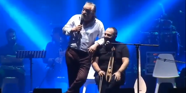 Volkan Konak'tan büyük ahlaksızlık! Binlerce kişinin önünde cinsel içerikli muhabbet yaptı