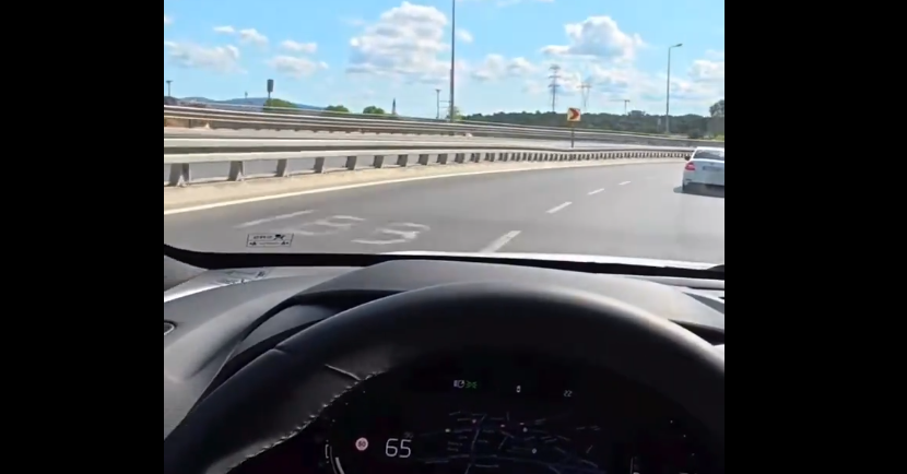 Volvo EX40 yarı otonom sürüşte çuvalladı! Virajı alamayan araç kazaya davetiye çıkardı!