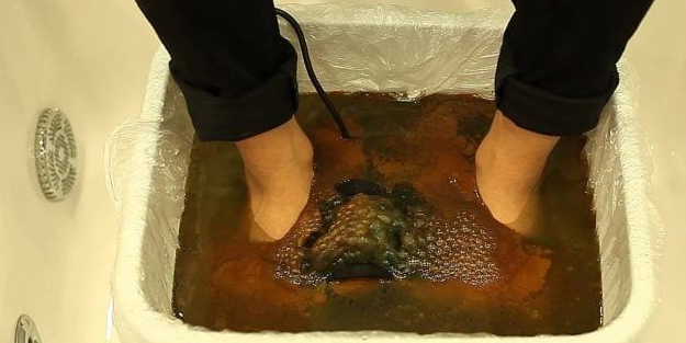 Vücudunuzdaki bütün zehirleri 30 dakikada ayaklarınızdan atın: Zehirli metali atan temel ayak detoksu! Bakın ne