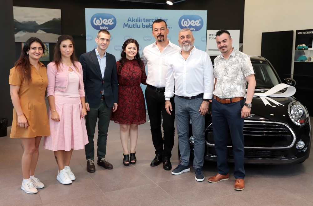 Wee Baby kazanan talihlisine arabasını teslim etti 