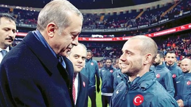 Wesley Sneijder Hollandalı gazetecinin istemediği cevabı verdi