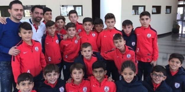 Xavi'den çocuklara ziyaret!