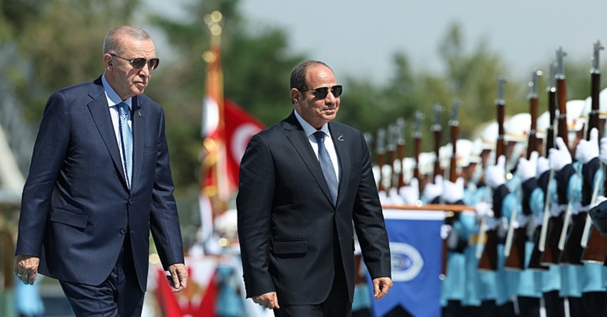 "Ya kezzabi ya a’milil Amrikani / yallah irhal ya Sisi"