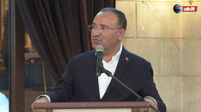 Ya şampanya patlatanlar ya da rabbine hamd edenler