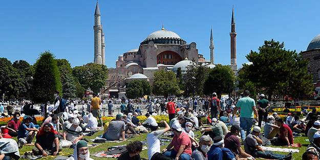 Yabancı basın Ayasofyadaki ilk cuma namazını böyle duyurdu: Allah'a hamdolsun