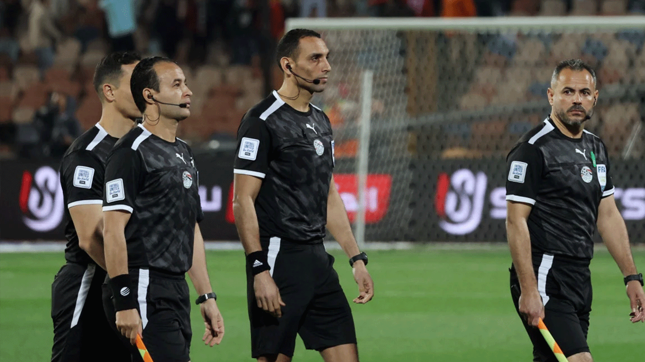 Yabancı hakem kriz çıkardı: Maça çıkmadılar!