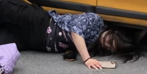 Yabancı kadın kendini yerden yere attı! İlginç olay: Taksici bile bu işe şaştı kaldı! Bakın sonra ne yaptı