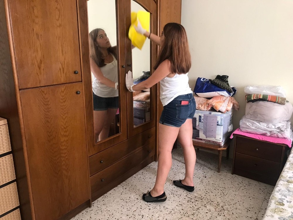 Yabancı öğrenciler, yaşlıların evini temizledi 