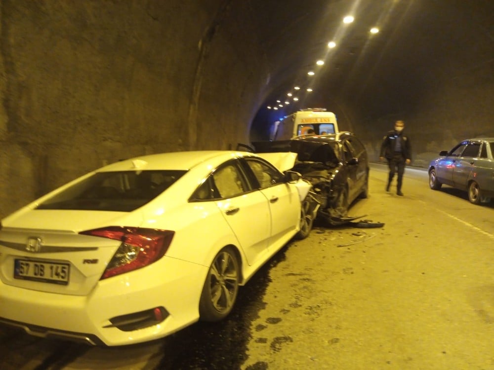Yabancı plakalı araç tünelde ters yöne girdi: 3 yaralı 